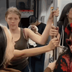 一名智利女游客在欧洲的地铁上难以忍受车厢中刺鼻的味道。评论区的人人们开始相互指