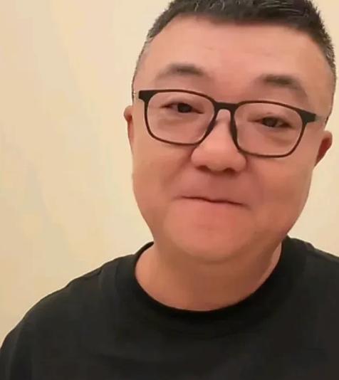 董路：我和邵佳一不是朋友！邵佳一走马上任国足主帅，董路在直播间说了一个故事。