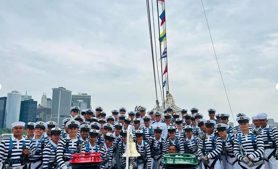 墨西哥海军训练舰撞击纽约大桥的数日前，其海军官方账号曾刊出一组照片，年轻的海军学