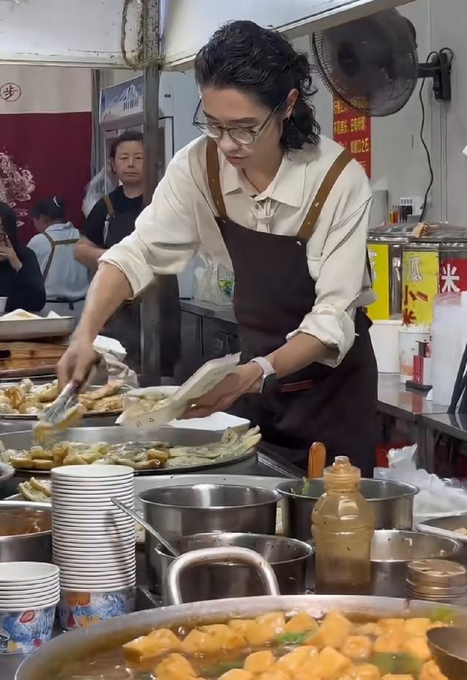 李行亮卖锅贴被偶遇，这是打工还是录综艺李行亮因为《再见爱人》被抵制，之前都是