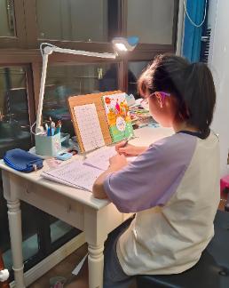 一位教育家说：“永远别要求一个几岁、十几岁的孩子靠自己去持续、勤奋地学习。