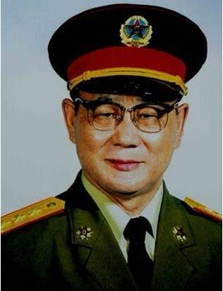 他曾在“海陆空”三军服役，早年服役陆军，后入空军，再转海军，曾任海军副司令、副总
