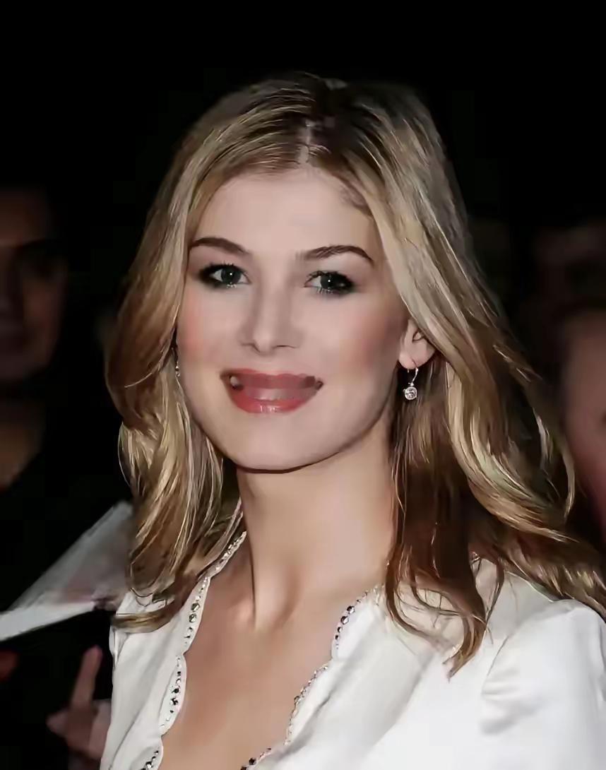 这个中文名，是她自己取的。​不是团队代劳，不是直接音译凑合。​她翻遍字典，硬