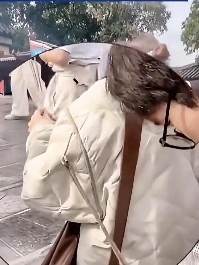 这真是千里姻缘一线牵！男子被催婚，去寺庙求姻缘，排队去上香，不小心把前面女子的