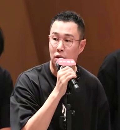 小沈阳在台上两手一摊：“我这一辈子，注定就是个被管的命。”台下的郭晓东听完，先是一愣，紧接着拍着大腿