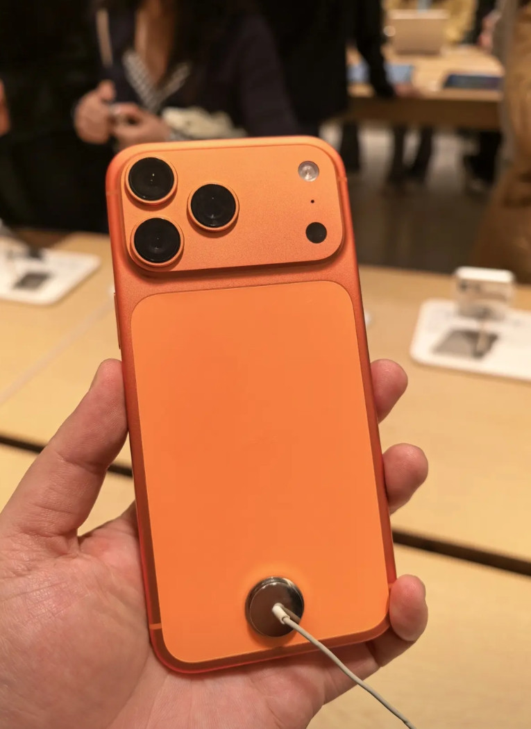 终于摸到了iPhone17ProMax，展台上的样机里也就橙色款还看得过去