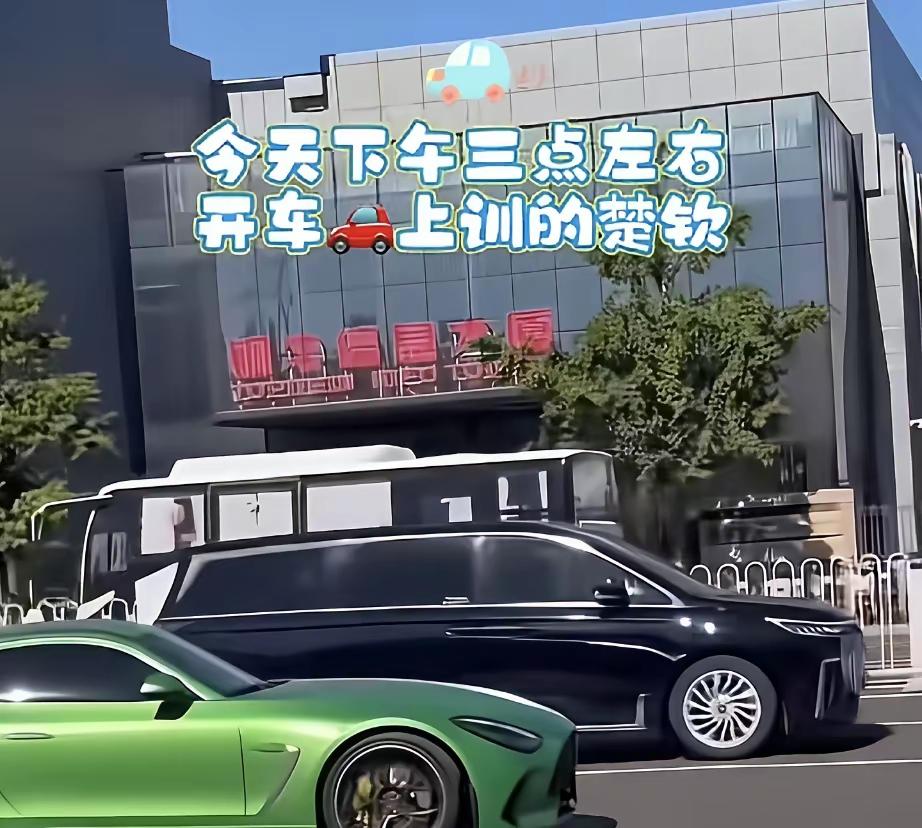 6月12日下午上训的头哥去练混双了吗？今天下午三时许，有网友拍到头哥开着他的“