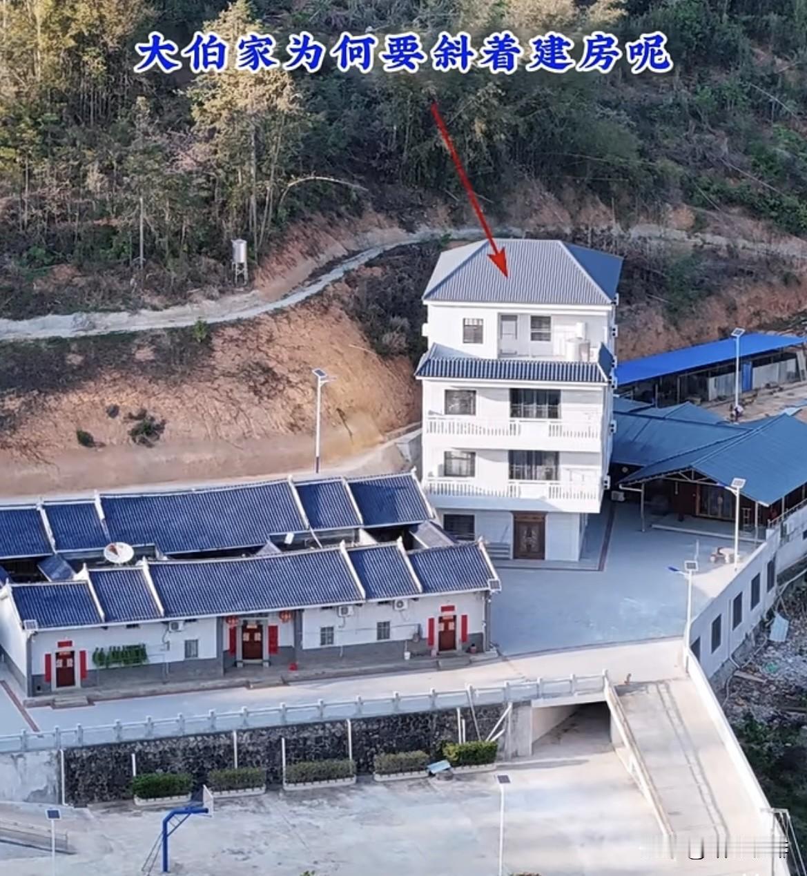 大伯家为何要斜着建房🏠呢，我左思右想也不明白，你们知道为什么吗⁉️