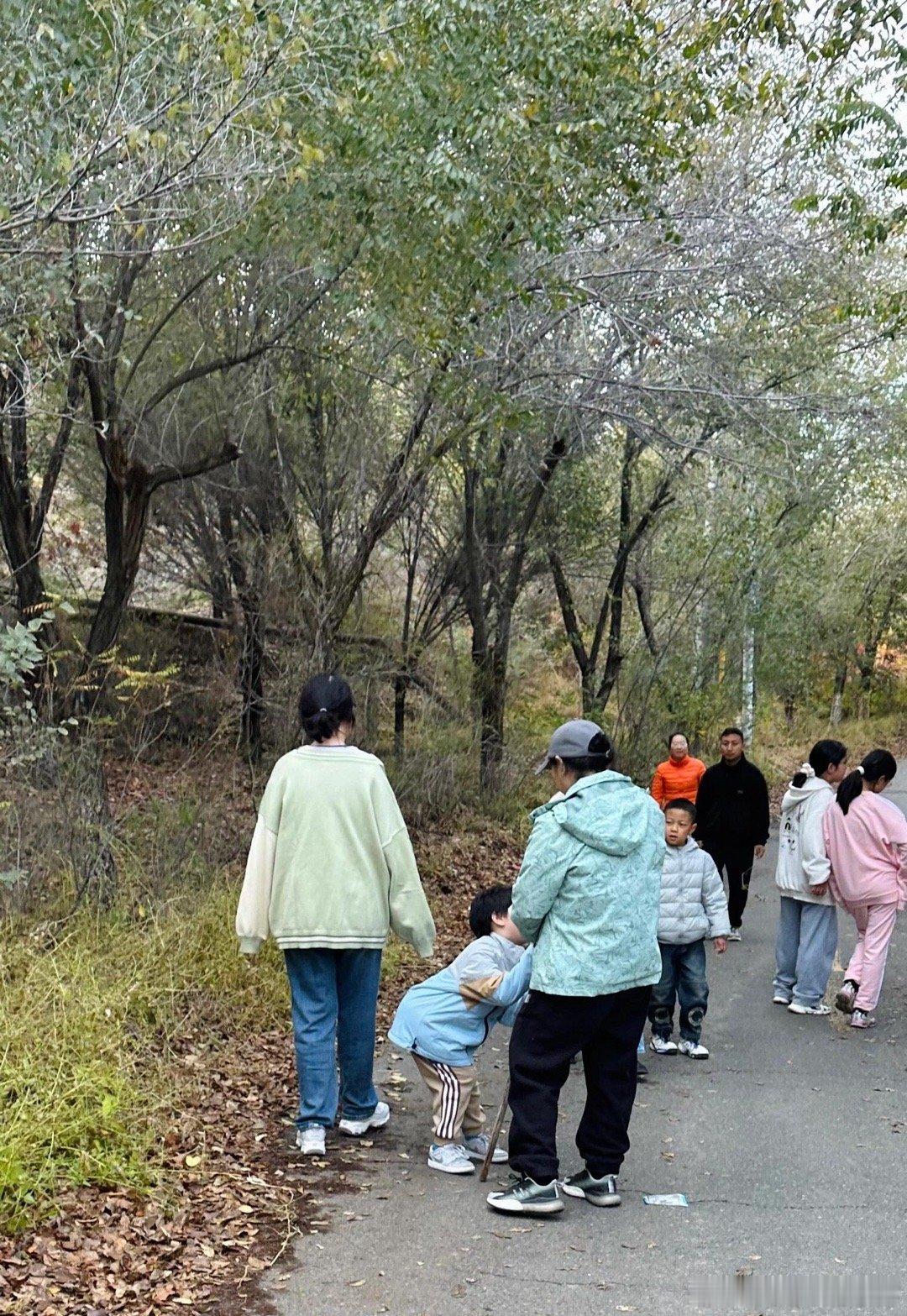 哎呀看看这是谁在爬山呢？马立奥屁股都撅出二里地“我累得很我累得很”哈哈～​