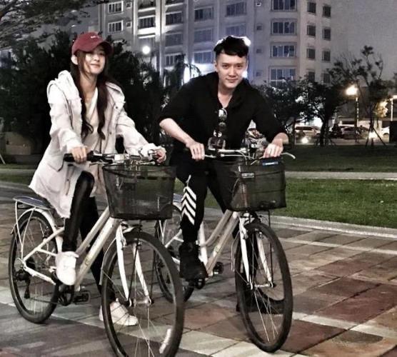这是一张冯绍峰陪赵丽颖夜骑的旧照，从赵丽颖的表情可以看出，她挺开心的。冯绍峰