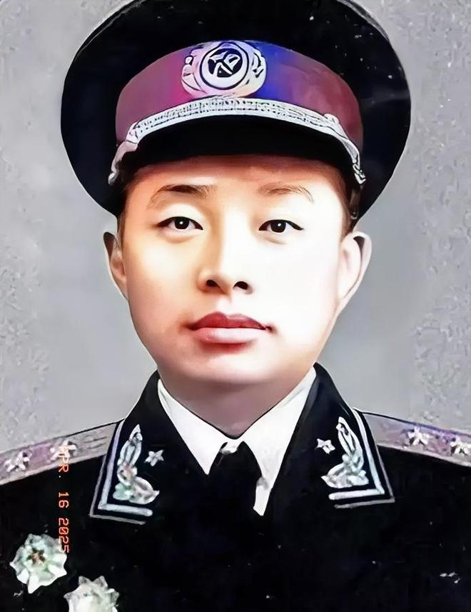 1955年，授衔台上，一张年轻稚嫩的面庞，却肩扛中将军衔，着实令人惊叹，不禁让人