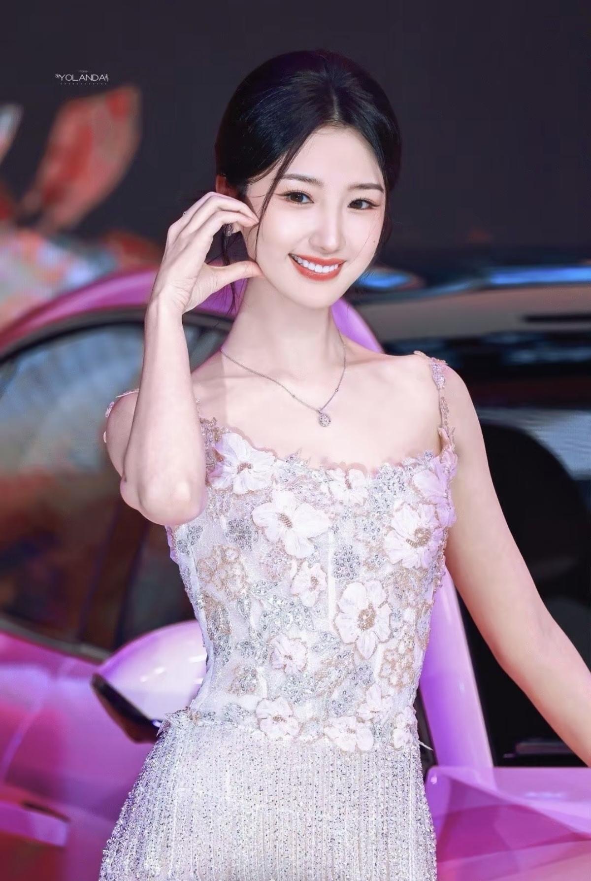 东风日产品牌代言人毛晓彤，以粉白渐变流苏裙惊艳车展现场，优雅又灵动🚗毛晓彤的车