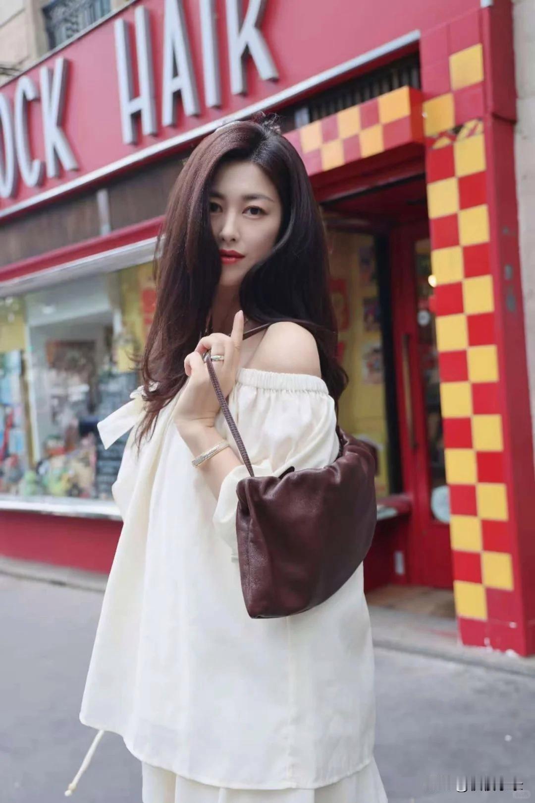 朱珠这扑面而来的女人味，隔着屏幕都闻到了，既能驾驭高定礼服的璀璨星光，也能演绎街