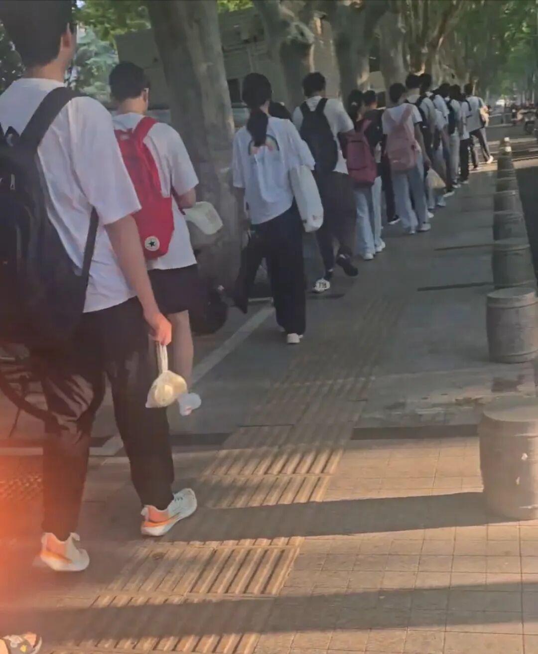 这就是暑假期间被顶上热搜的河南图书馆，因为家长凌晨四点半排队给孩子抢自习室而被热