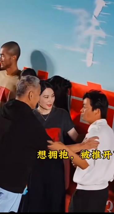 重情感的王宝强见到陈道明后，上前拥抱被推开。王宝强作为后辈，主动拥抱前辈不太