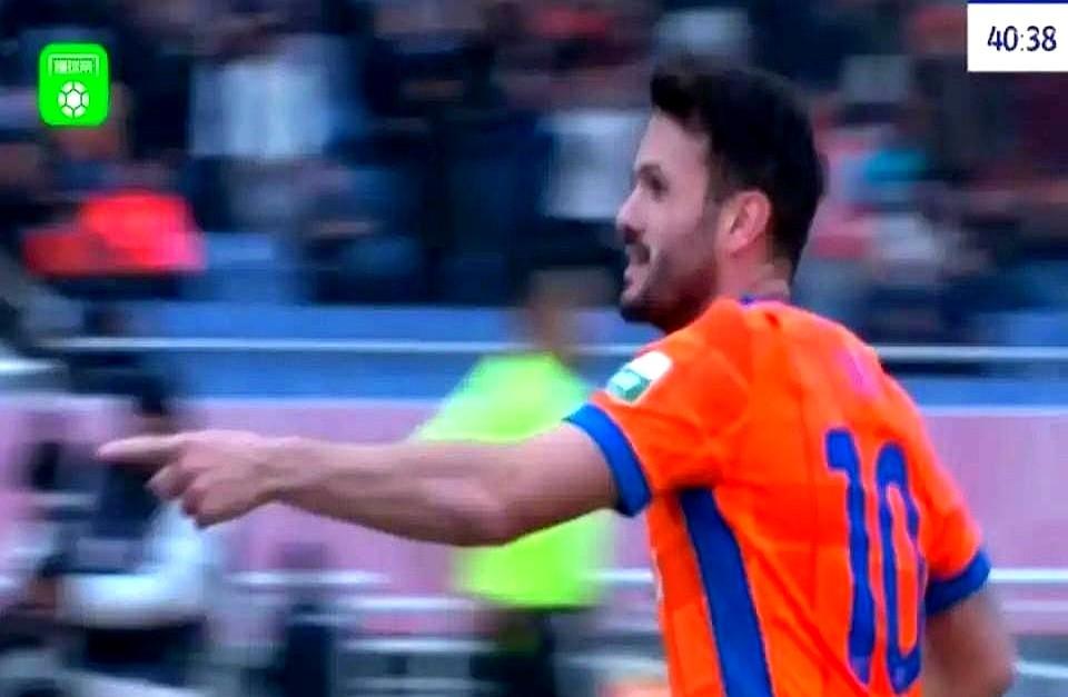 球迷最关注的黄政宇，竟然靠稳健赢得了赛季最佳。他场均跑动12公里，覆盖全队后