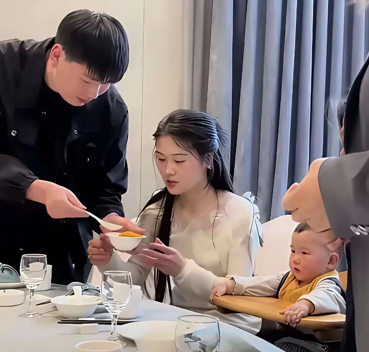 感情的经营从不是单方面的馈赠，而是双向奔赴的珍惜与守护。在朱小伟的两段感情里，陈