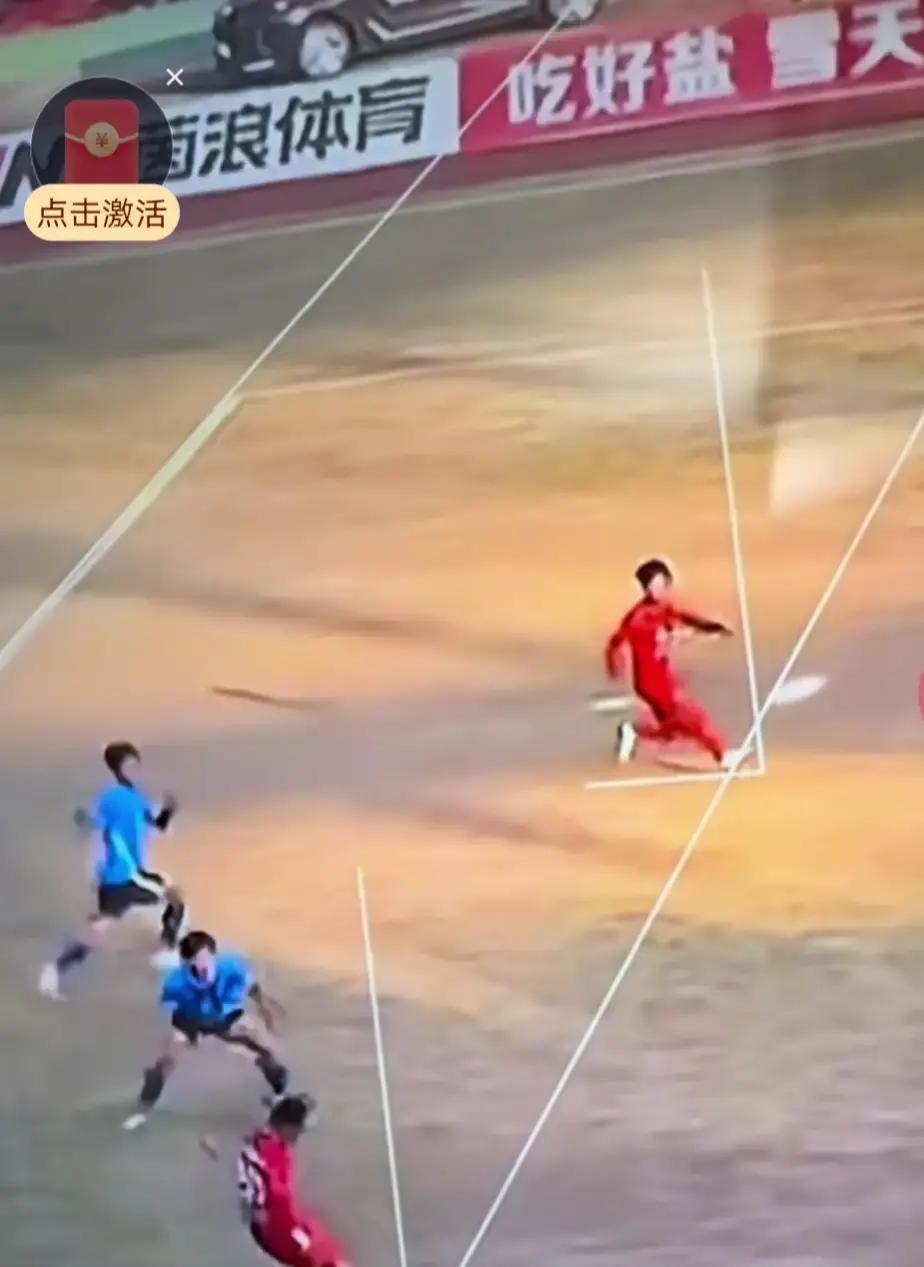 那场球我看回放了。娄底队那个进球，孙琦传出来，吴小巍破门。慢动作一帧帧看，吴小巍