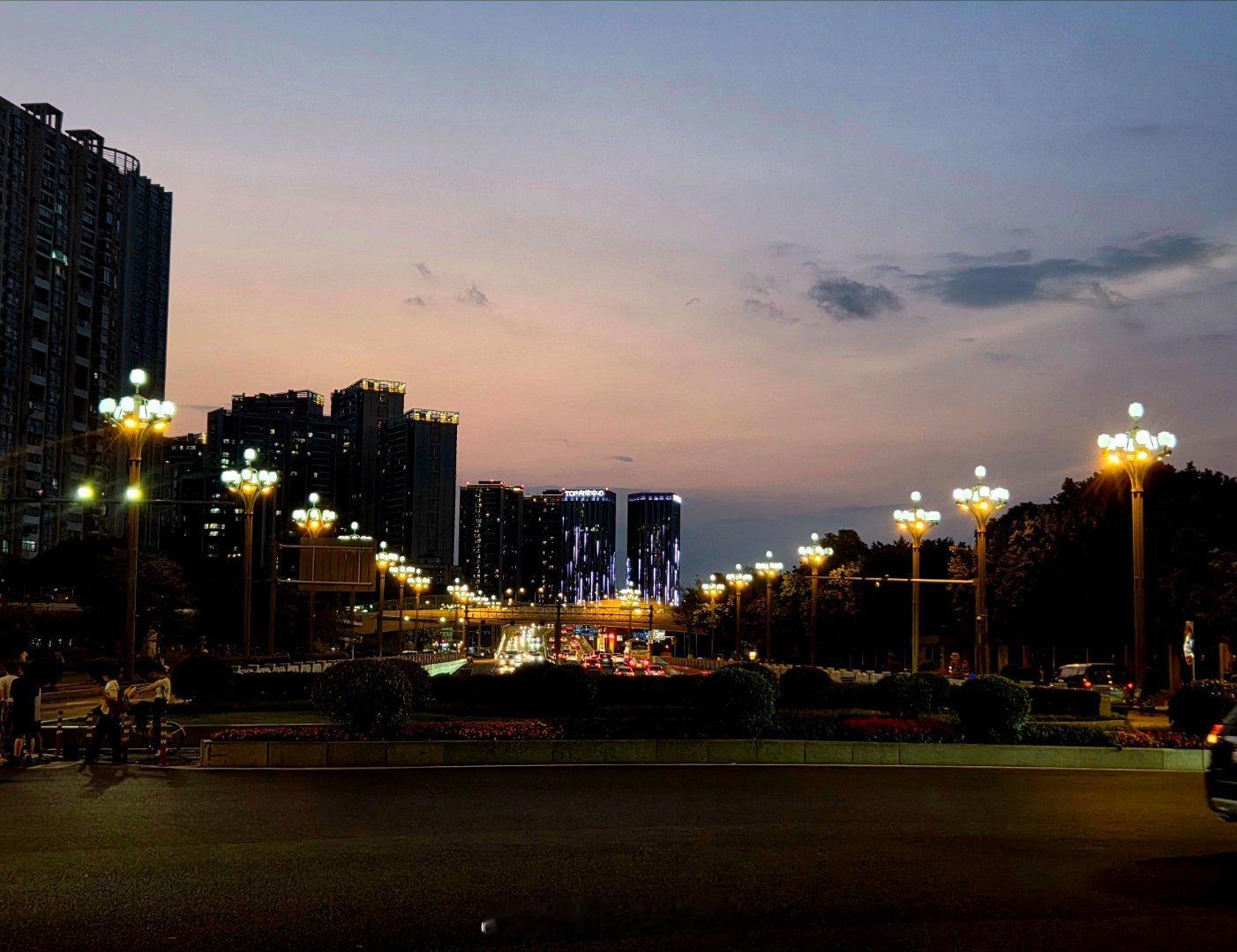 成都街拍我被成都的夜晚迷住了夜成都一段文字,一种心情手机摄影爱好者让世界从喧嚣回