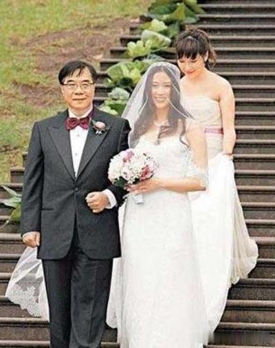 当年婚礼上徐子淇李家诚接吻，李兆基笑呵呵，看得出来他很满意这个儿媳。现场上每个人