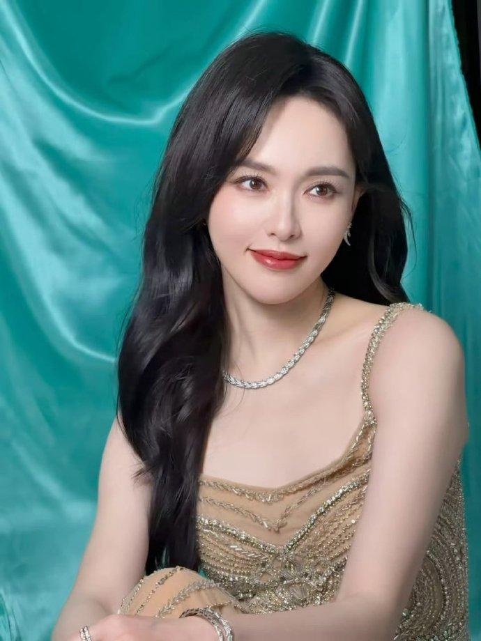 今天唐嫣在出席时尚活动的时候搭配了一身金色的服饰，看上去光彩照人，确实是太美了。