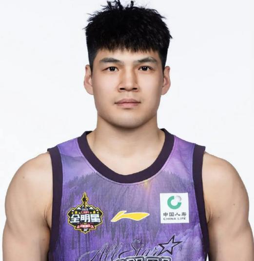广东宏远这笔“2换5”的豪赌，与其说是为了即战力，不如说是朱芳雨用钱砸开了一条通