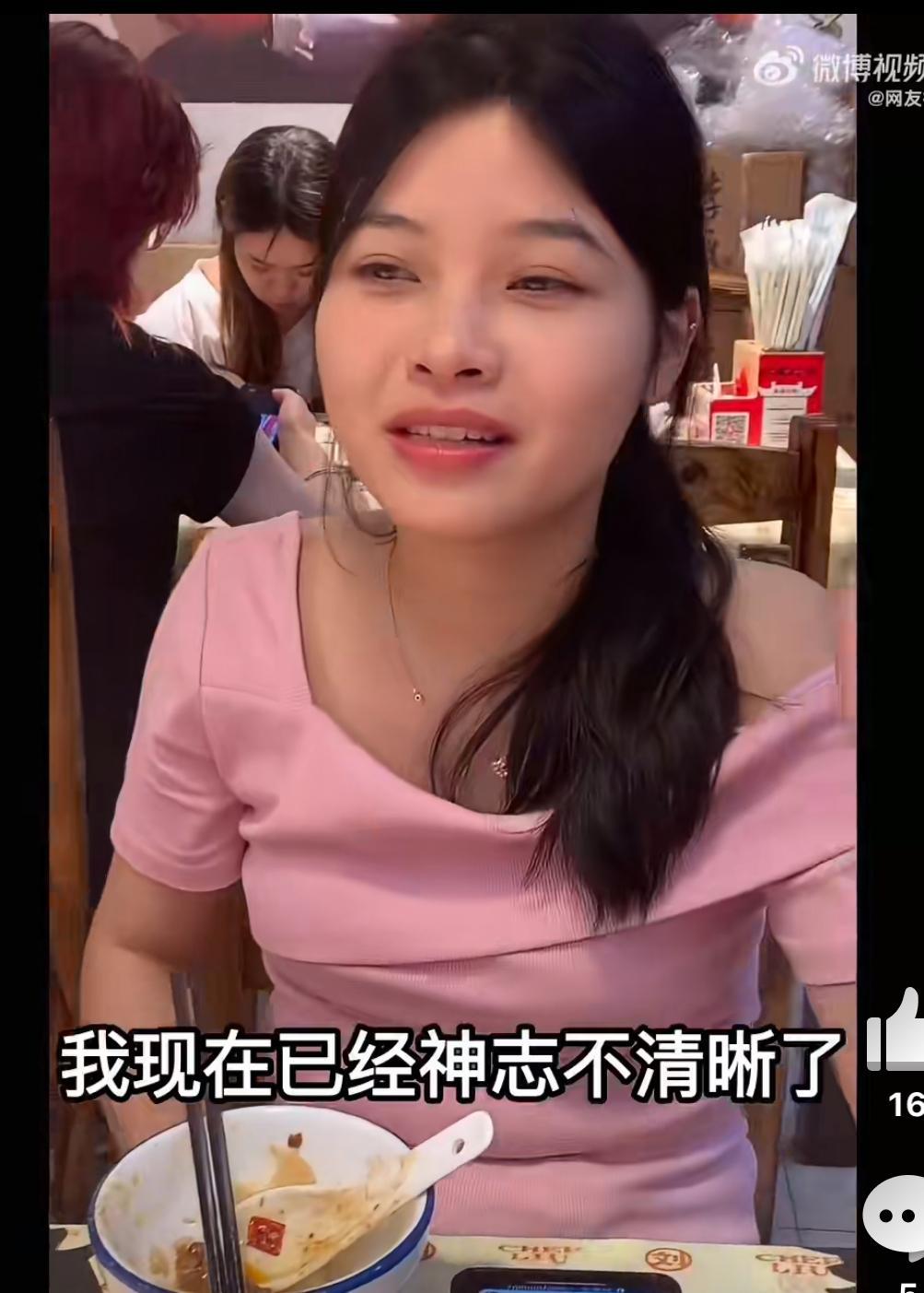 广东靓女嘴硬挑战江西菜，结果辣的呼吸性碱中毒，送医院急救。国庆期间，一广东妹子去