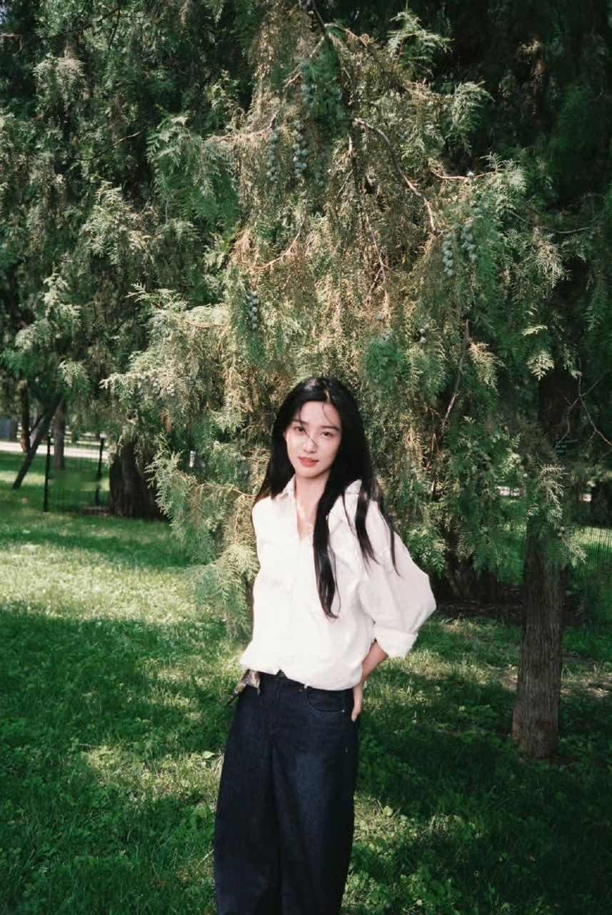 卢昱晓造型越简单越美卢昱晓越素越美简单的黑发白衬衫美成啥了​​​