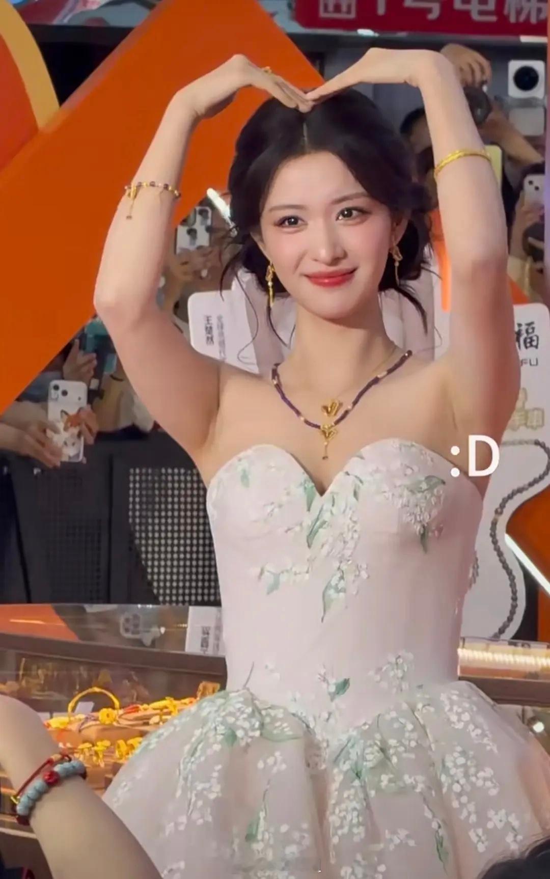 王楚然今日线下活动生图如何？头肩比太曼妙了，大美女需要大骨架
