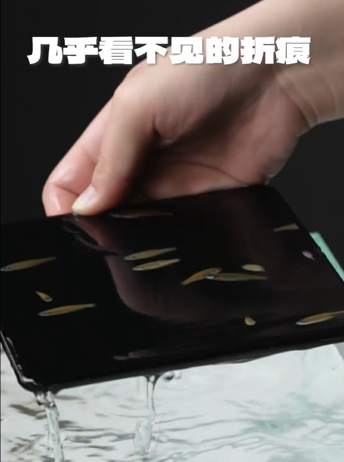 最近FindN6在国外的热度是真的高，刚刷到凤凰记者王冰汝在MWC现场拍摄的