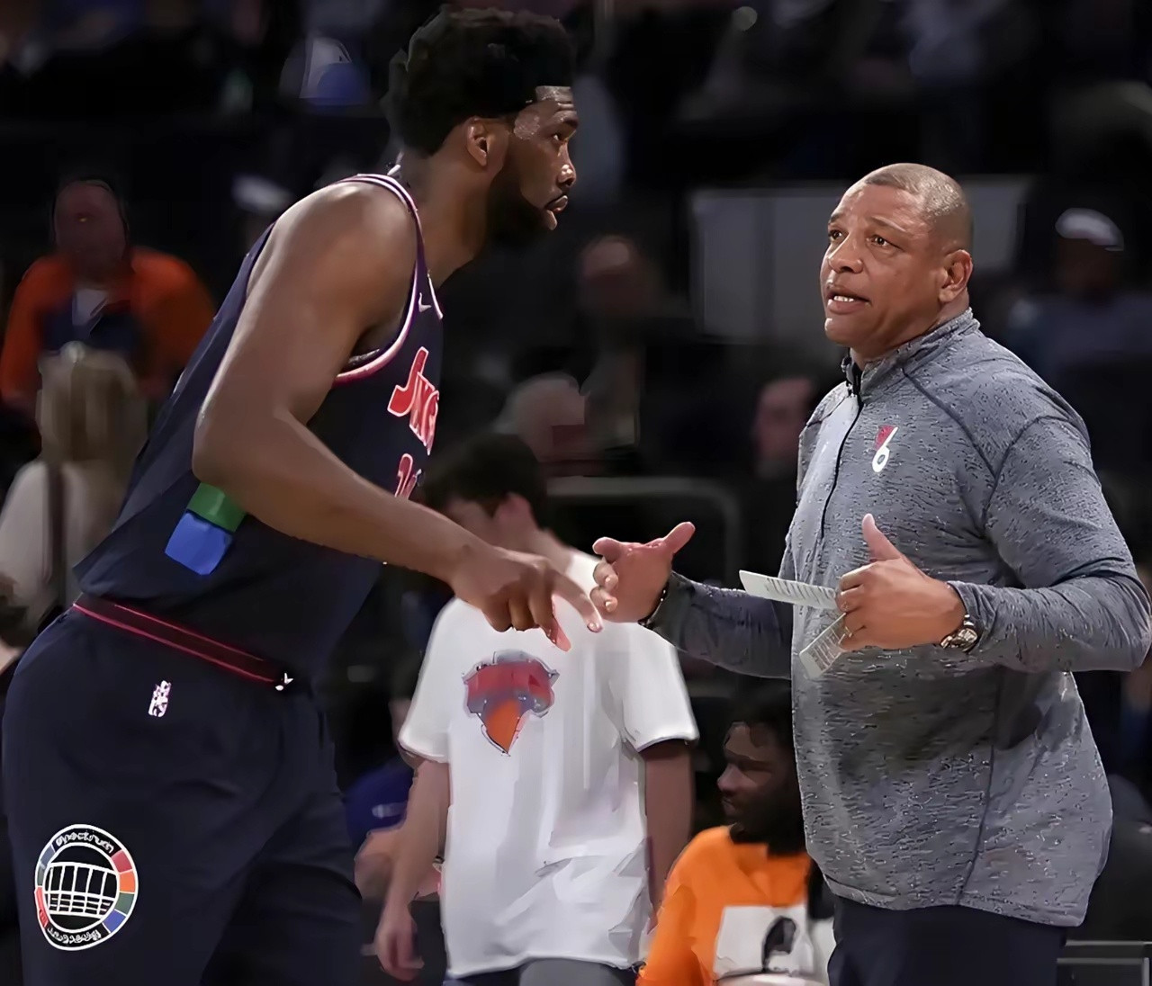 终于真相大白了！近日，卸任掉雄鹿主教练的里弗斯在播客节目中透露:当年哈登在76