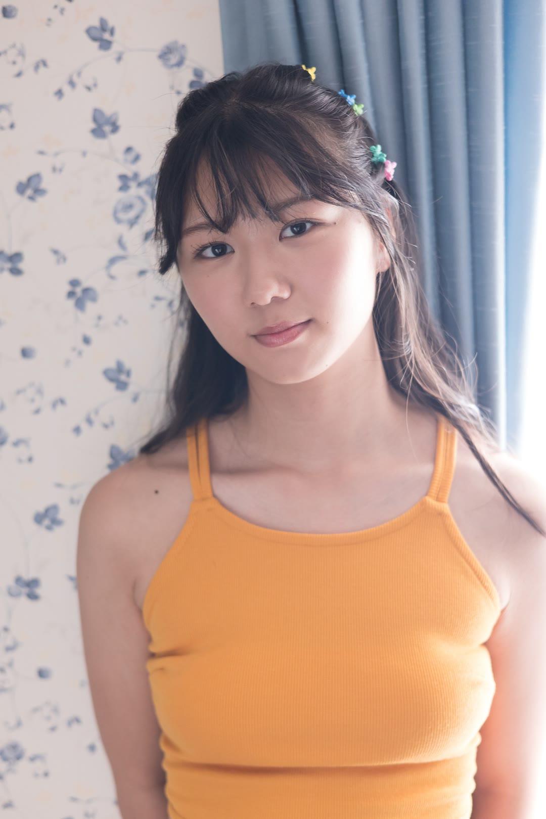 元气少女，清新自然，花苞头发饰，黄色吊带衫，阳光明媚，元气满满！治愈系少女写真怎