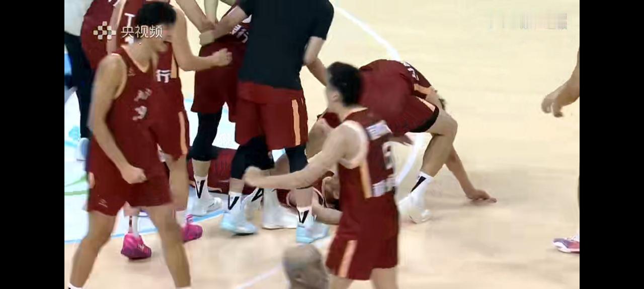 吴前的庆祝动作最夸张，使劲呐喊不说，倒地拉到刘泽一算什么？吴前吴前现在是助