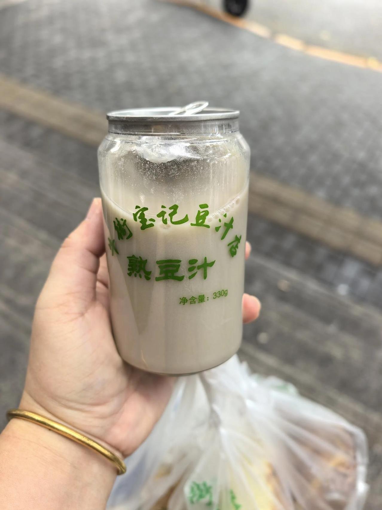 北京旅游打卡第一天，早上7点起床，半个小时后出发去《牛街》吃早餐。都说来北京一