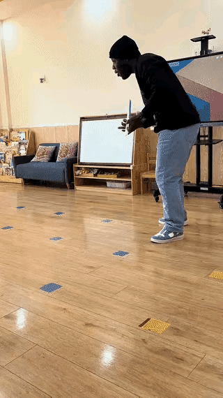 近日看到一则观点，有人对幼儿园聘请黑人幼师深感悲哀，直言“国内无人胜任”，甚至将