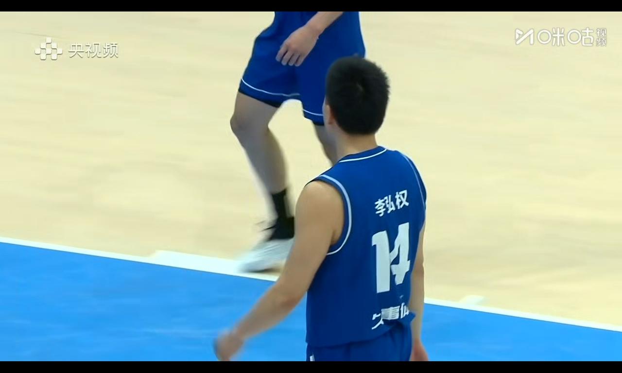 李弘权从40分12板，到打四川半场3犯规，他太矮始终是短板上海队上半场32: