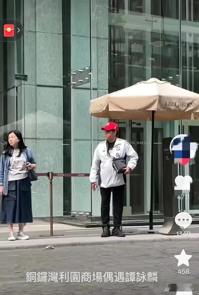 76岁谭咏麟带他的小老婆去打车，谭咏麟真的太老了，已经是老态龙钟的样子，他的小老