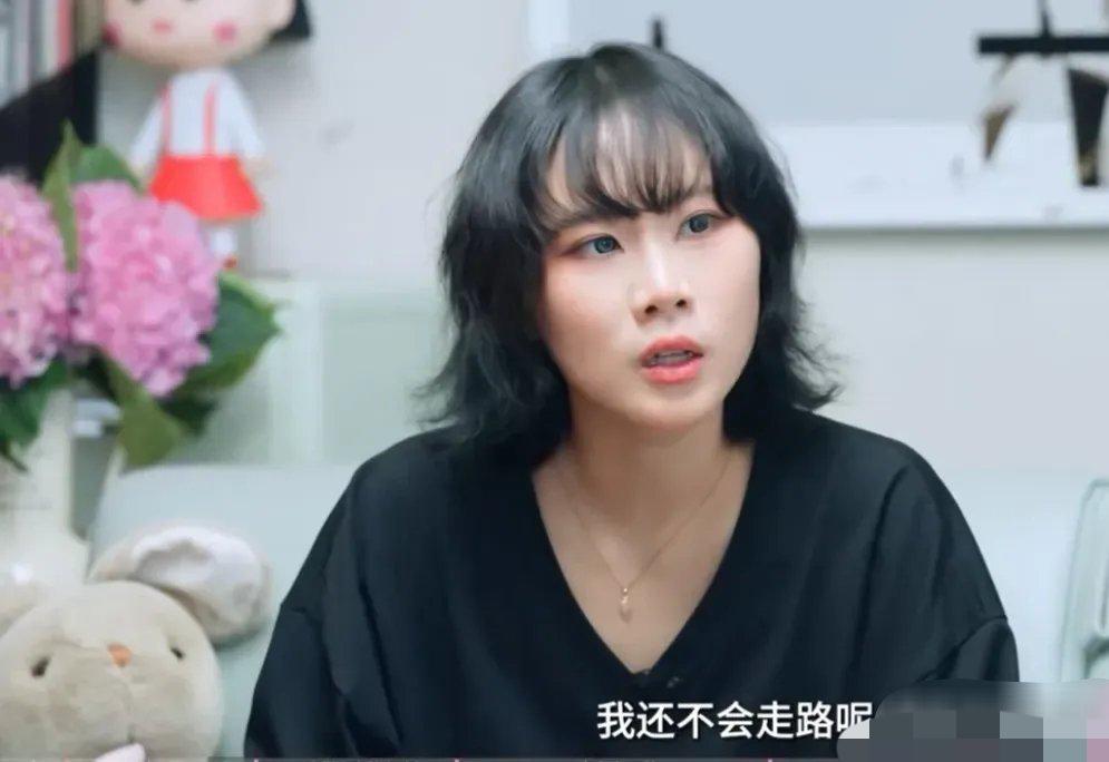 窦佳嫄在节目里说“我还不会走路我爸爸就离开了我和我妈妈，我记忆里都没有他”，让人