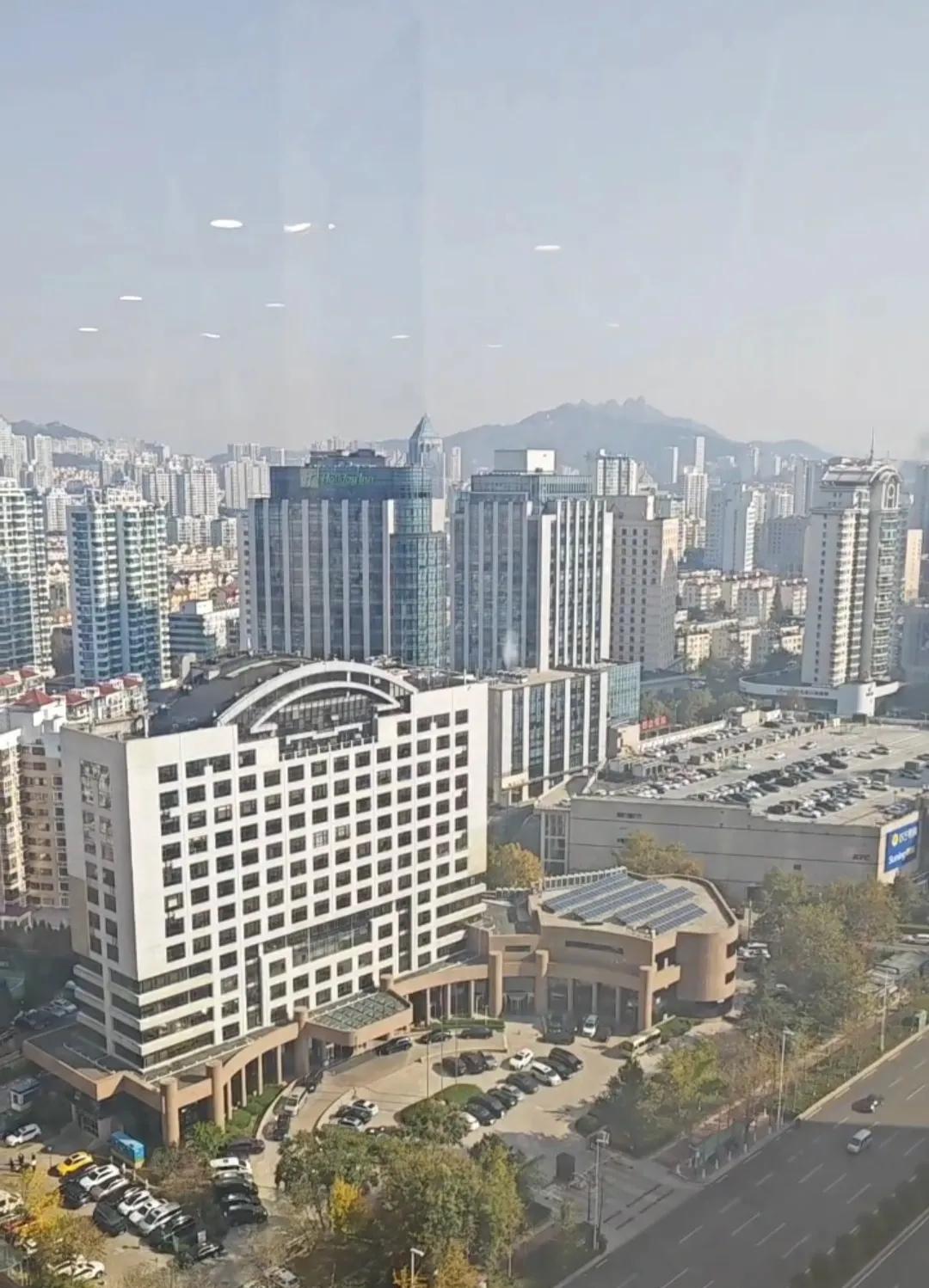 我朋友儿子又矮又丑，身高只有一米六，家里却很有钱。他家境优渥，拥有好几家