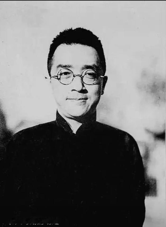 梁实秋眼中的胡博士。1934年，梁实秋受胡适之邀，赴北大执教。某日雨后，梁实秋