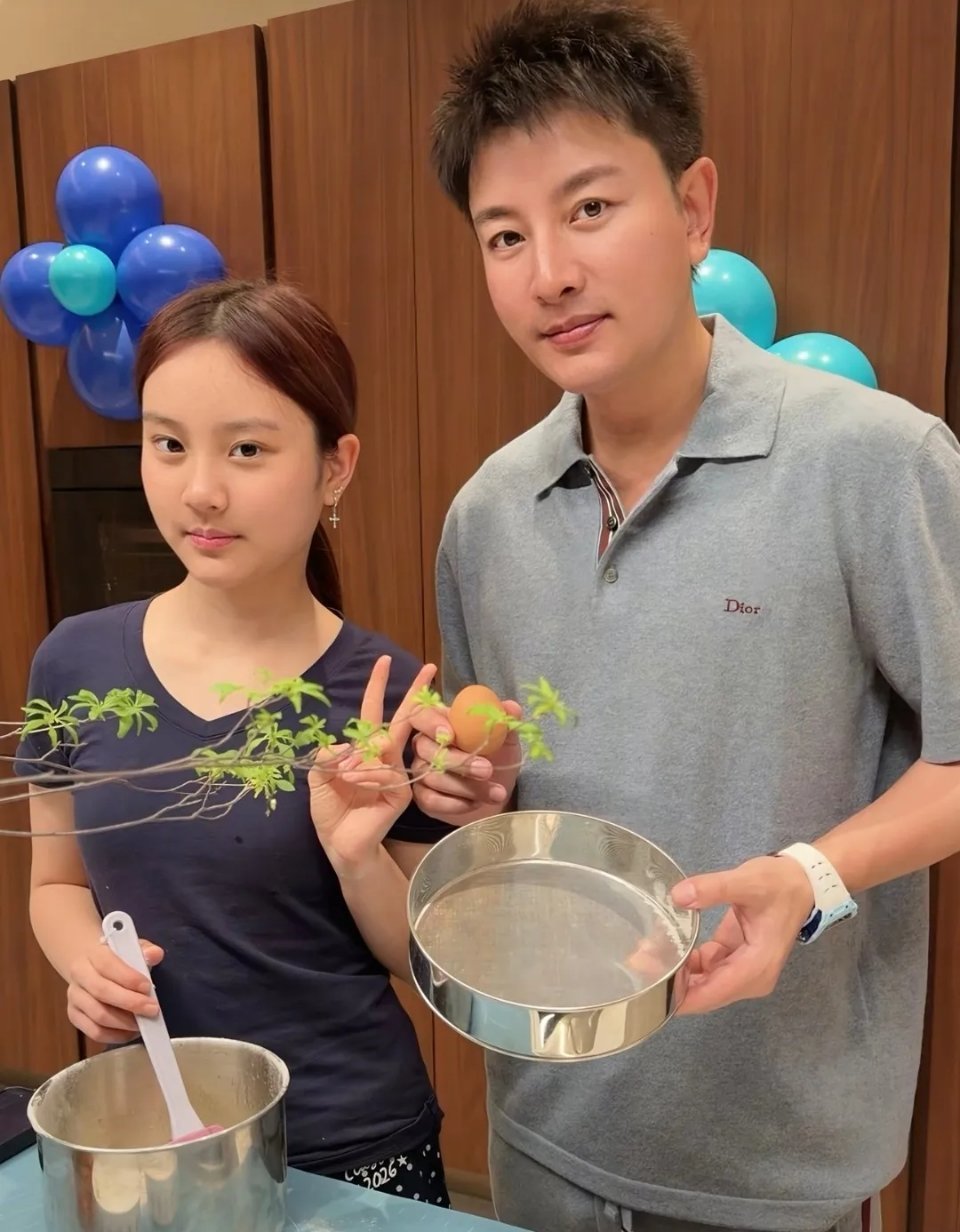 贾乃亮接女儿出来一起吃饭，13岁甜馨陪爸爸过父亲节，父女俩晒合影十分有爱。