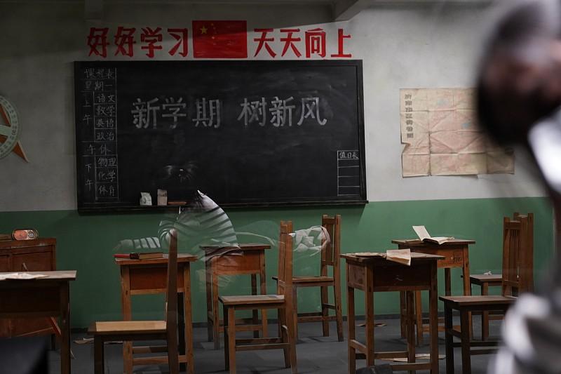 学校是校长的，教师是打工的不知从什么时候开始，校长成了学校的主人，老师成了打