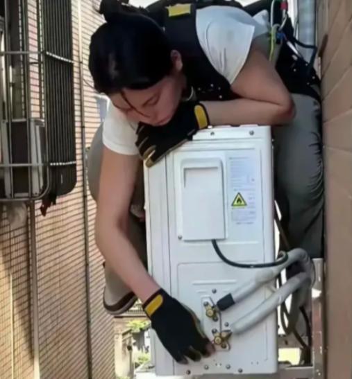 火上人民日报了！广东一男子买了空调，来安装的是一对二十多岁的年轻夫妻。可他万