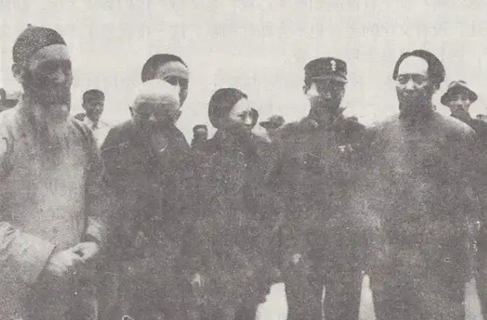1945年，重庆谈判前夕，李克农还没找到适合担任毛主席警卫的人，于是便询问主席：