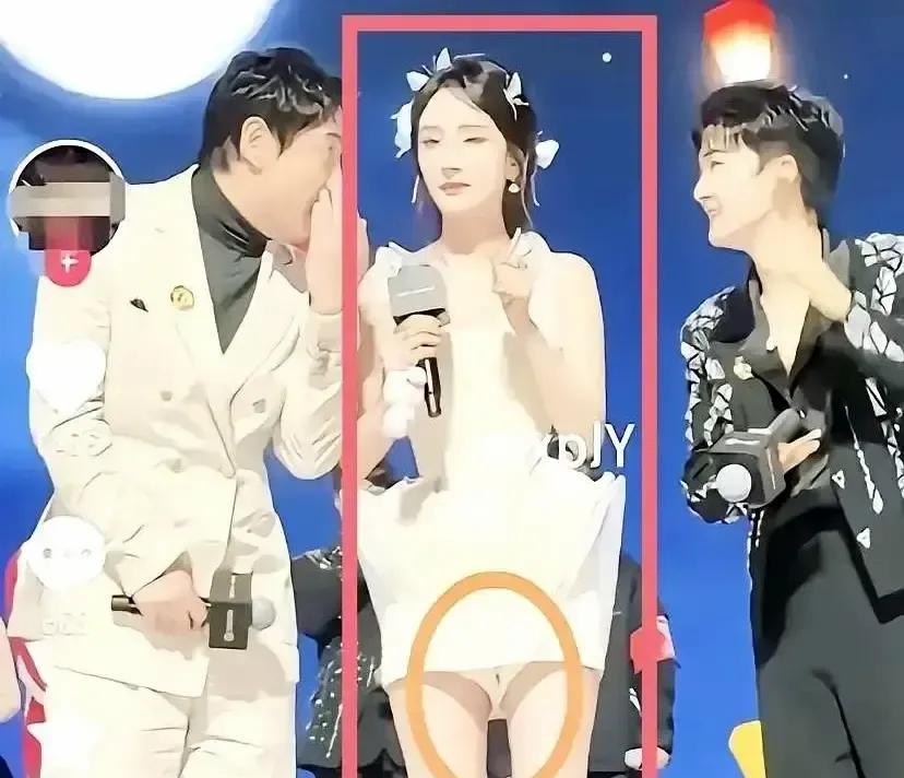 真正的红毯高光时刻，不在礼服完美时，而在拉链崩开的0.1秒后。看杨幂。肩带滑