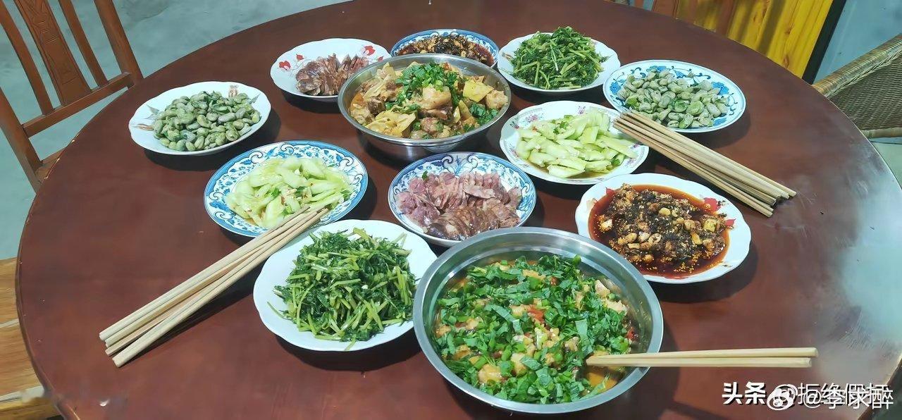 某网友:今天家里来了三个客人，中午共七个人吃饭，老妈说我太抠了，肉也做得少，素菜