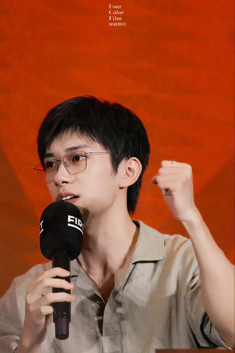 易烊千玺从顶流偶像到专业电影人红了十几年时间，主演票房实绩都快接近200亿，fi