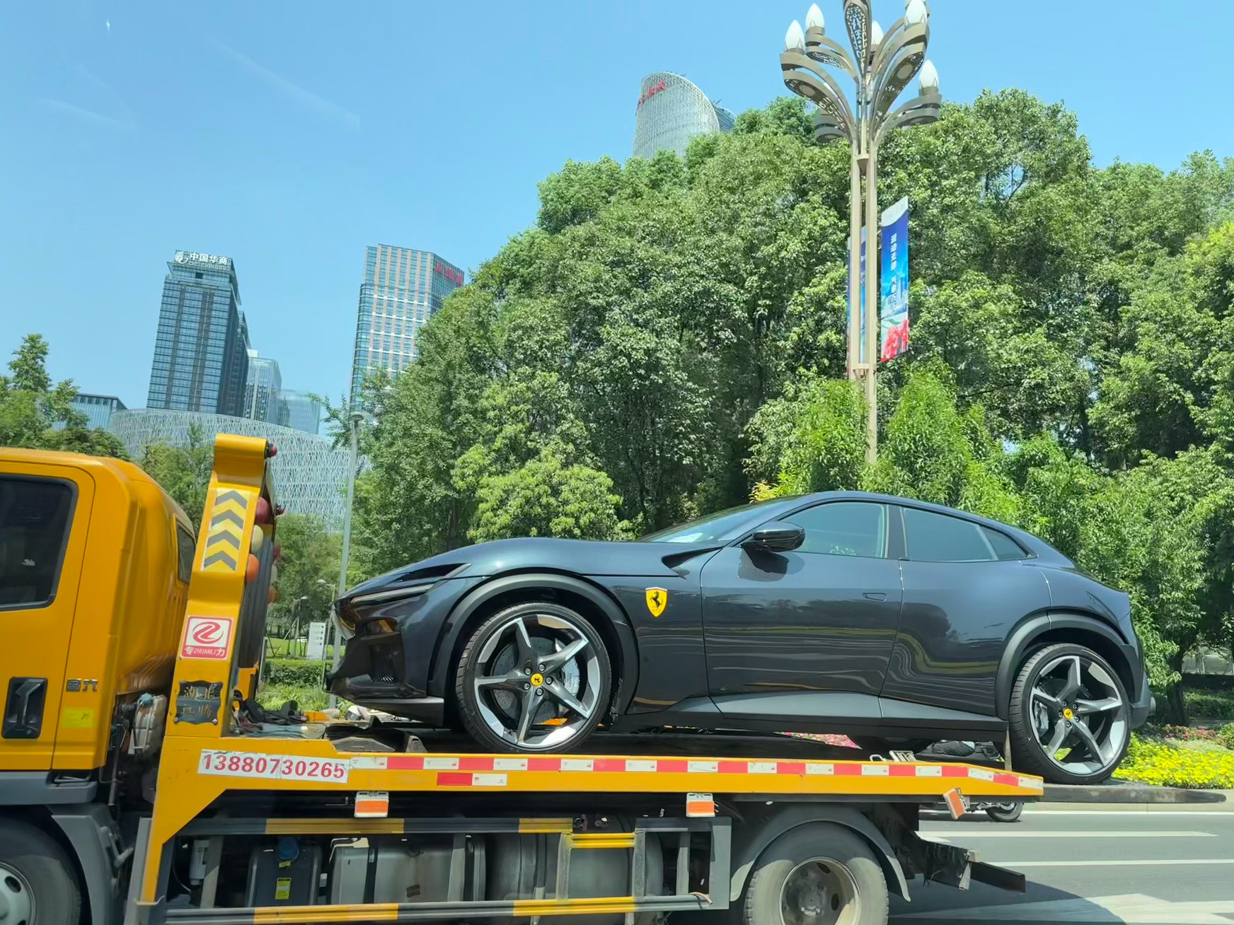板车上看到一辆法拉利purosangue很多人说这车像小米YU7？有觉得像的同学