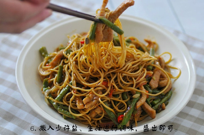豆角焖面简单易操作，做出来的焖面酱汁浓厚，搭配软烂的豆角让人食欲大增，这样的焖面