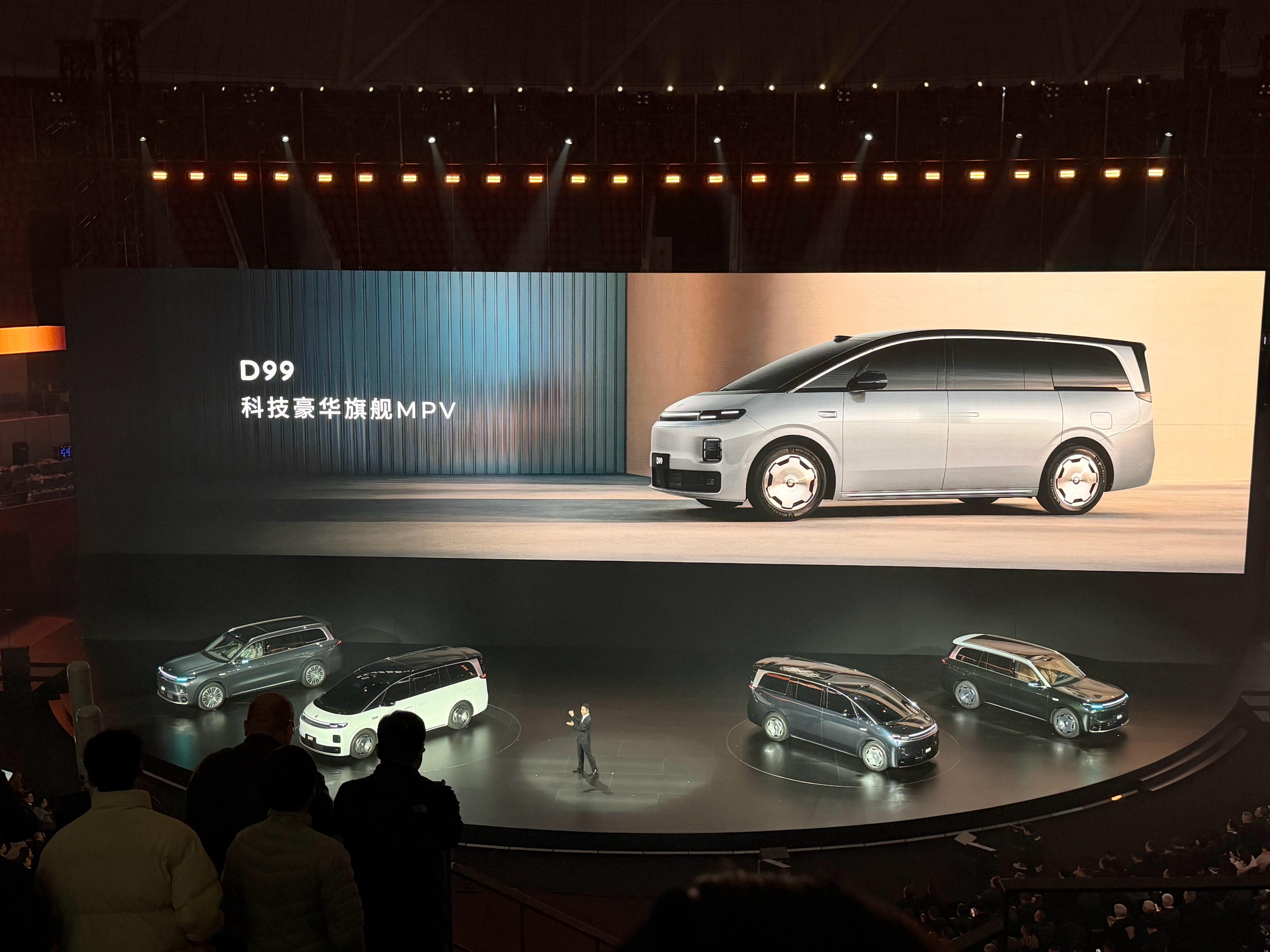 零跑汽车十周年零跑今天要疯了吧，刚刚看完零跑D19大六座，现在又来了零跑D99的